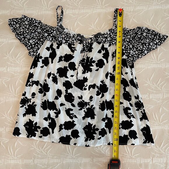 CATO Off Shoulder/Cold Shoulder Blouse with Floral Flutter Sleeves Size XL - Picture 5 of 13